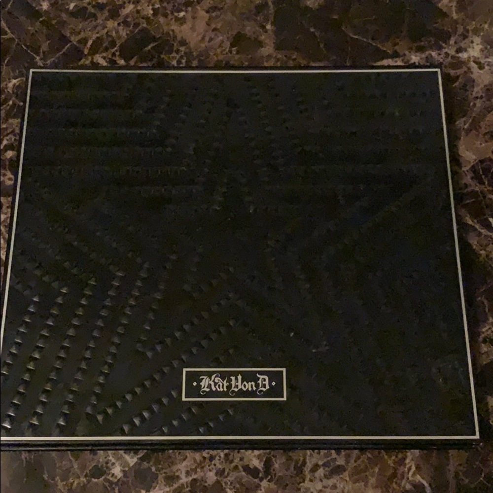 Star studded eyeshadow book